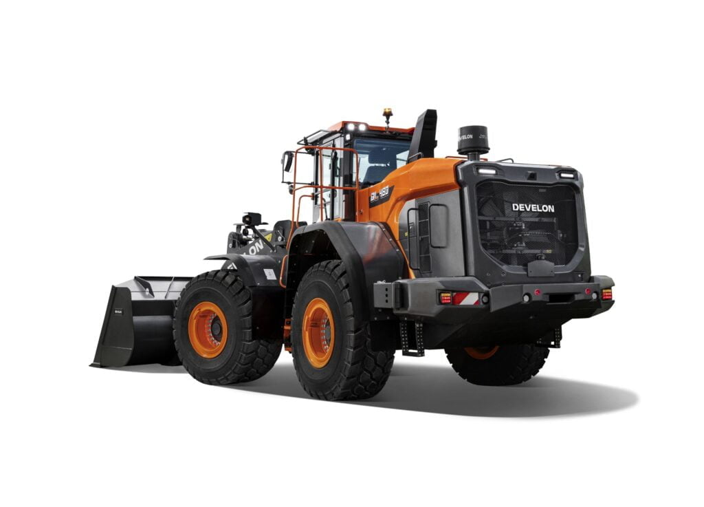 zdjęcie przedstawia Ładowarka kołowa Develon DL420CVT-7 o masie roboczej 23,4 ton.