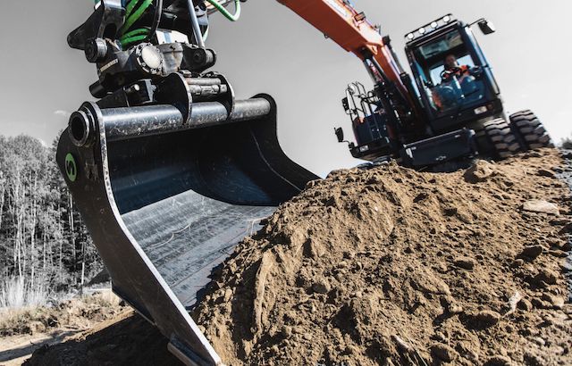 koparka kopiąca w ziemi