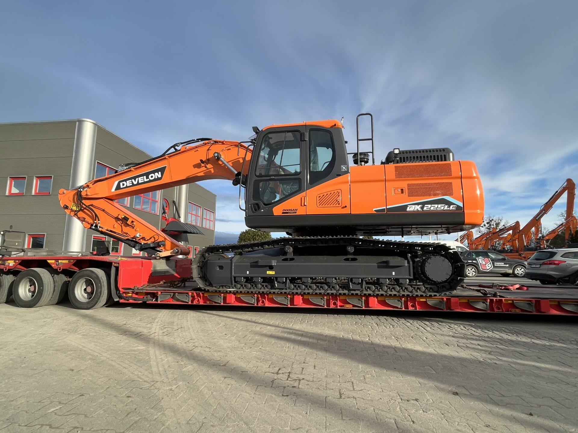 Pierwsza maszyna Develon na placu GiG,Develon na placu GiG