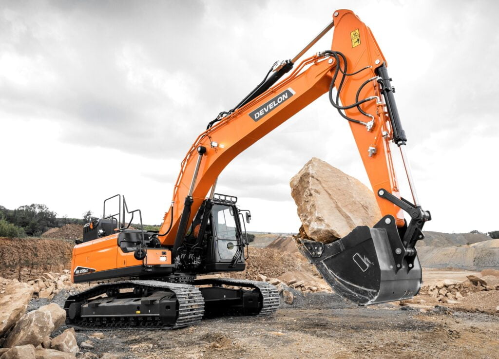 koparka gąsienicowa marki develon