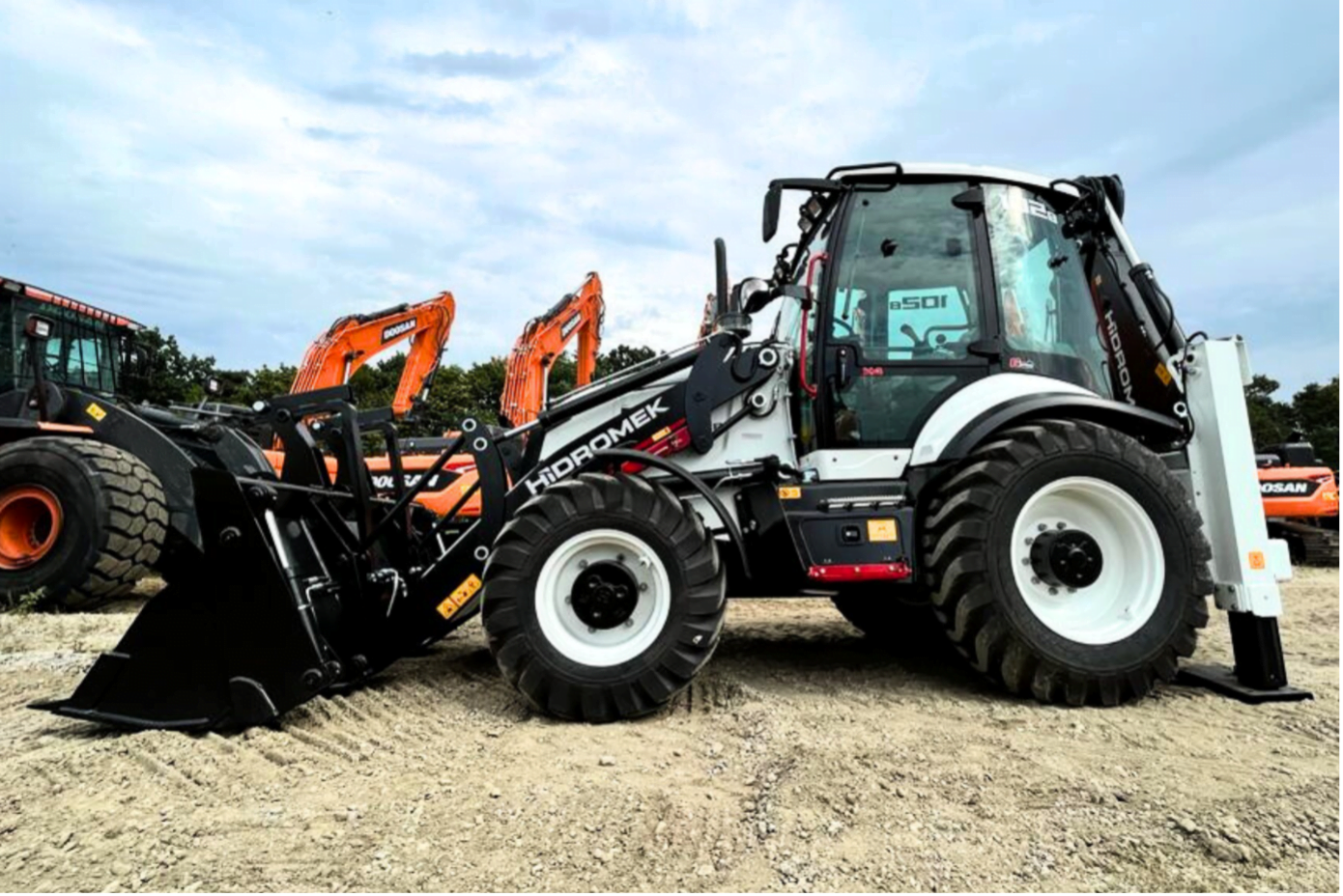 zdjęcie przedstawia koparkę hidromek K4