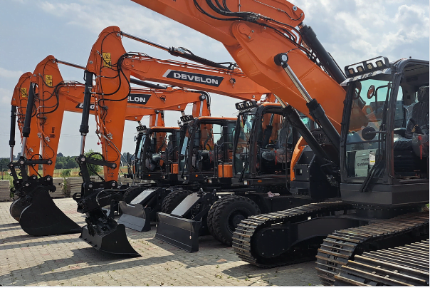 zdjęcie przestawia koparki kołowe oraz koparki gąsienicowe firmy Develon dostępne u firmy Grausch & Grausch maszyny budowlane
