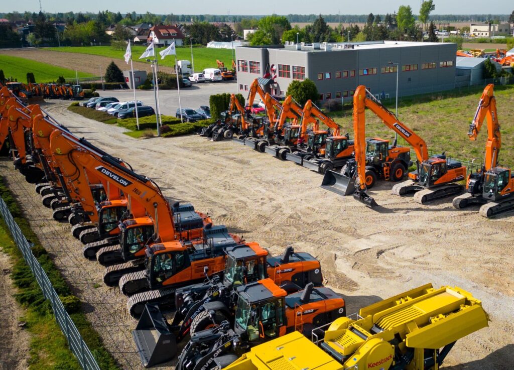 plac maszyn budowlanych firmy develon w Złotkowie firmy Grausch i Grausch