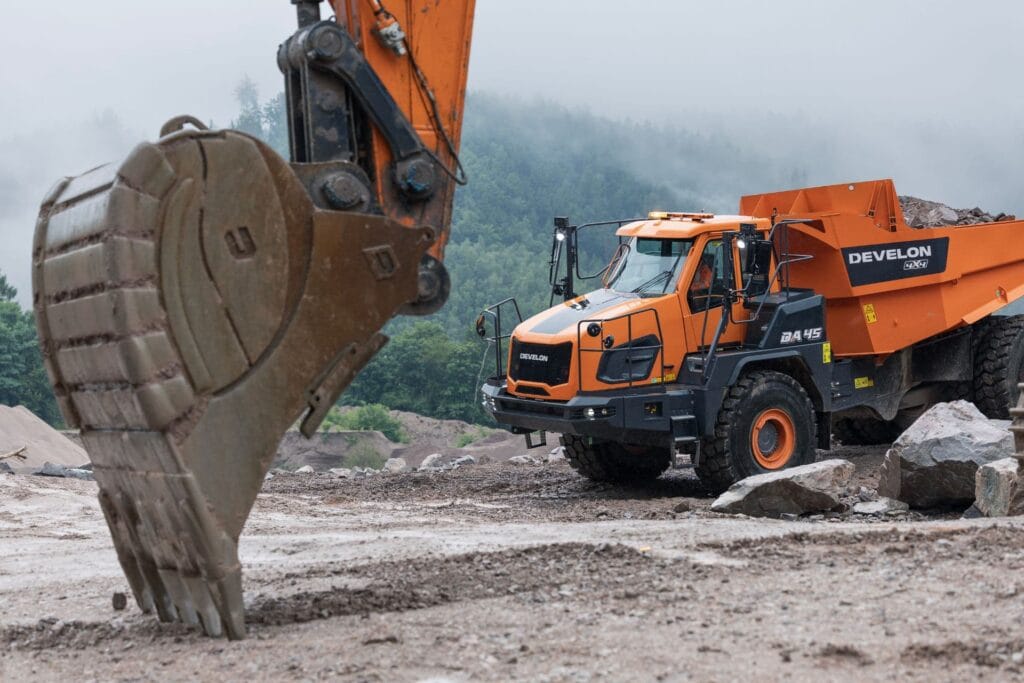 Maszyna budowlana firmy develon na placu budowy w terenie górskim