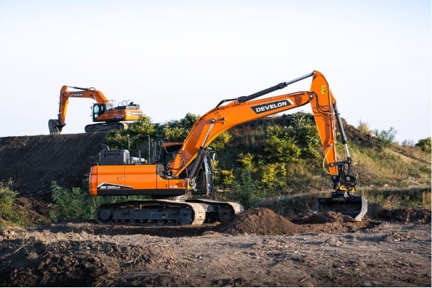 koparka develon na placu budowy