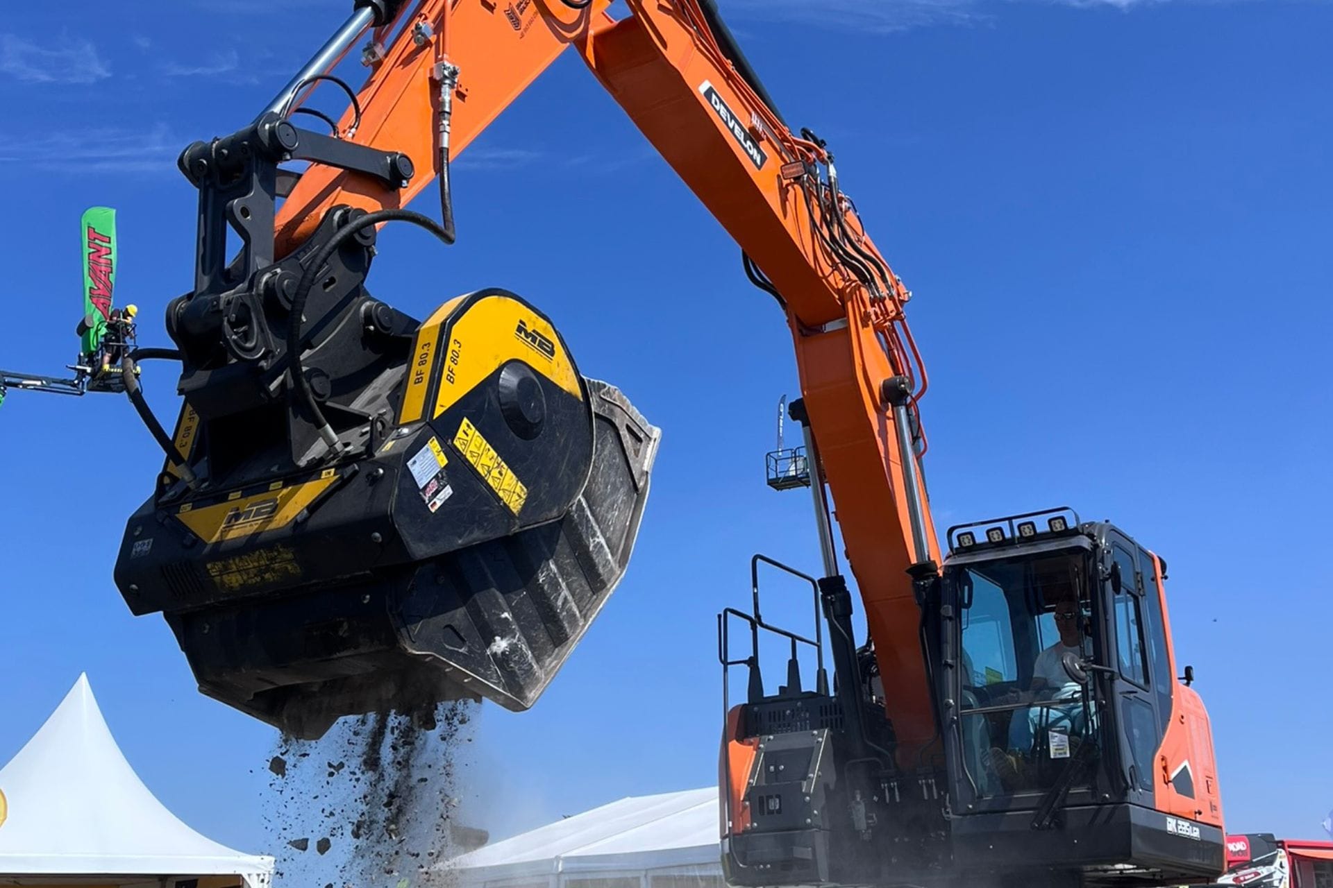 Mobilne-kruszenie-na-wyciągnięcie ręki– łyżki kruszące MB Crusher w ofercie-Grausch-i-Grausch