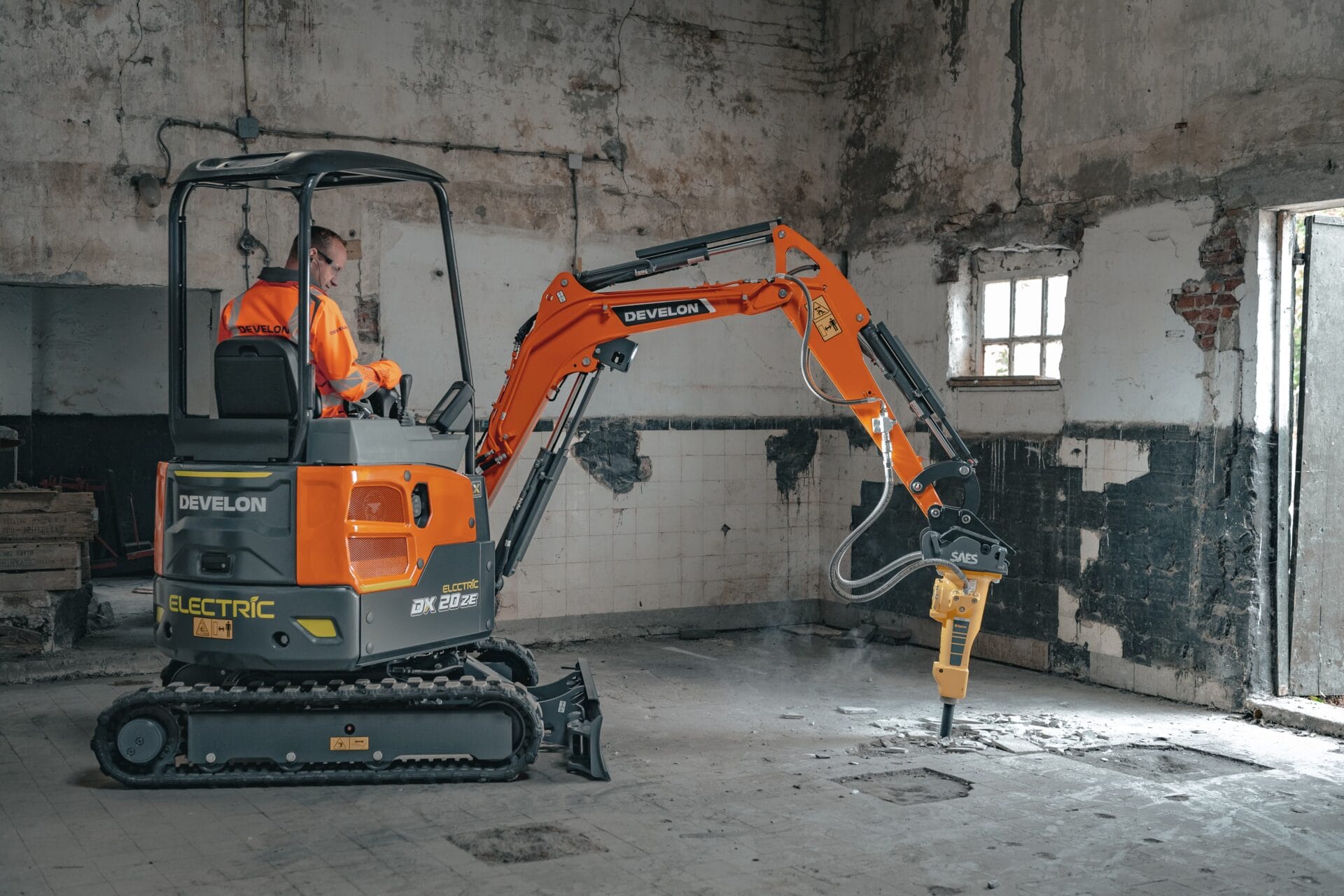 Cicha siła – zalety napędu elektrycznego minikoparki,Liczne korzyści płynące z wyboru elektryczności w maszynach budowlanych,Elektryczna minikoparka Develon DX20ZE-7,elektryczna minikoparka develon,elektryczna minikoparka