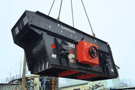 przesiewacz stacjonarny sandvik na placu budowy