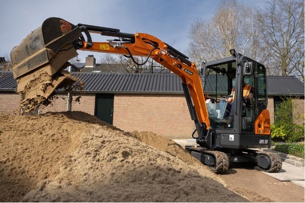 minikoparka Develon podczas prac na osiedlu