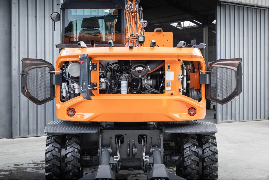 maszyna budowlana na przeglądzie serwisowym w Grausch i Grausch