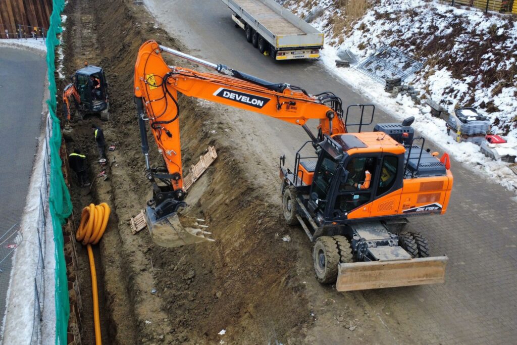roboty drogowe koparka kołowa Develon DX170W-7