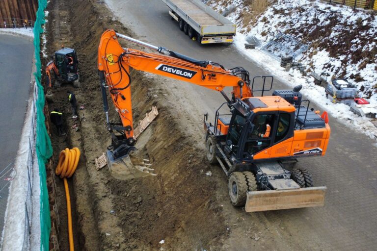 roboty drogowe koparka kołowa Develon DX170W-7